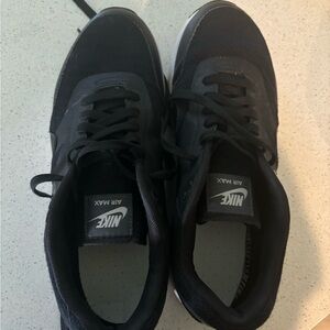 NIKE air max black tennis shoes